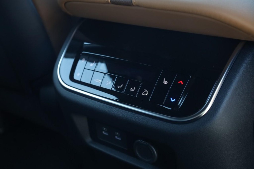 Nissan Armada Vehicle Image 23