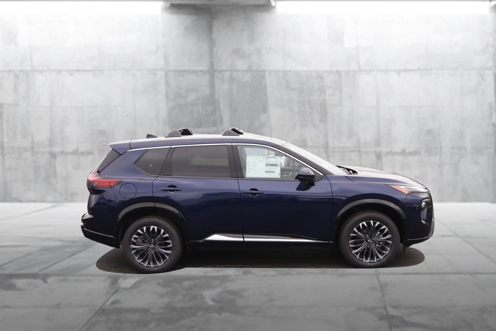 Nissan Rogue Vehicle Image 05