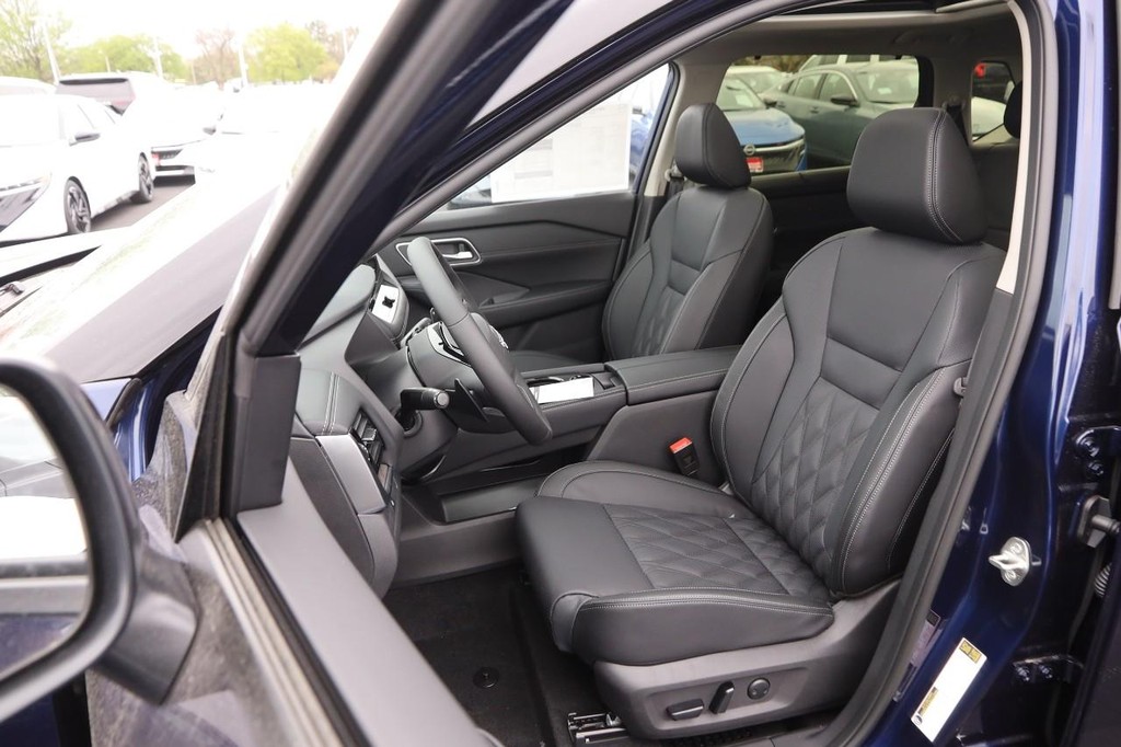 Nissan Rogue Vehicle Image 10