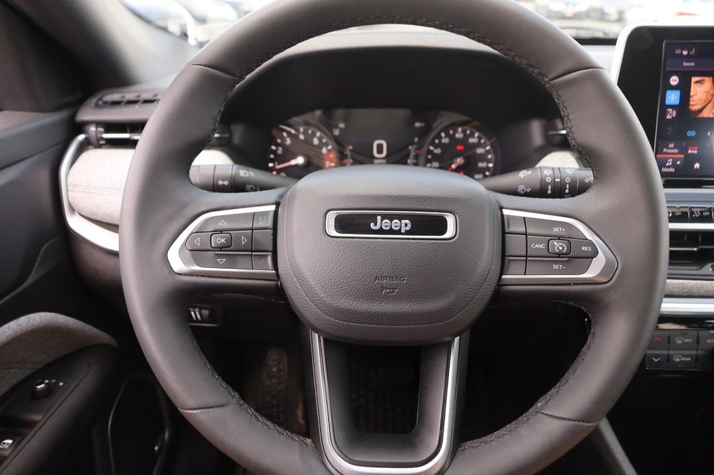 Jeep Compass Vehicle Image 11