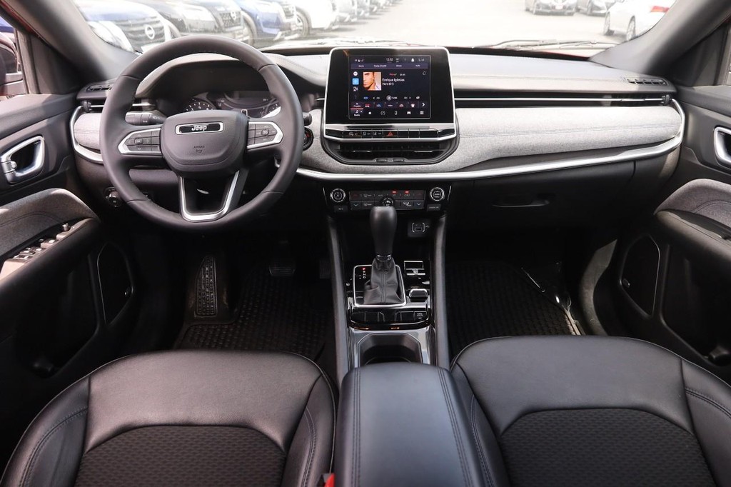 Jeep Compass Vehicle Image 21