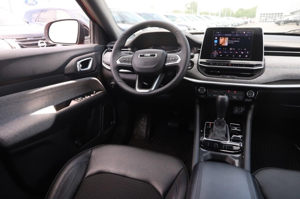 Jeep Compass Vehicle Image 22
