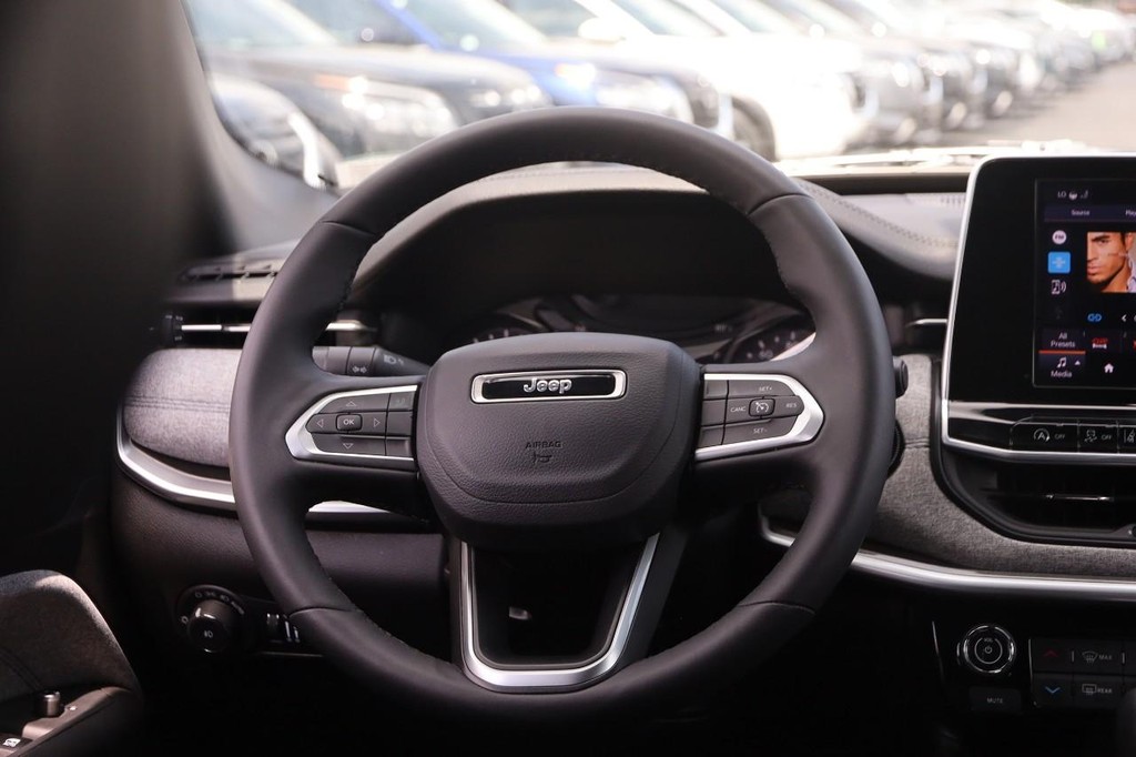 Jeep Compass Vehicle Image 23