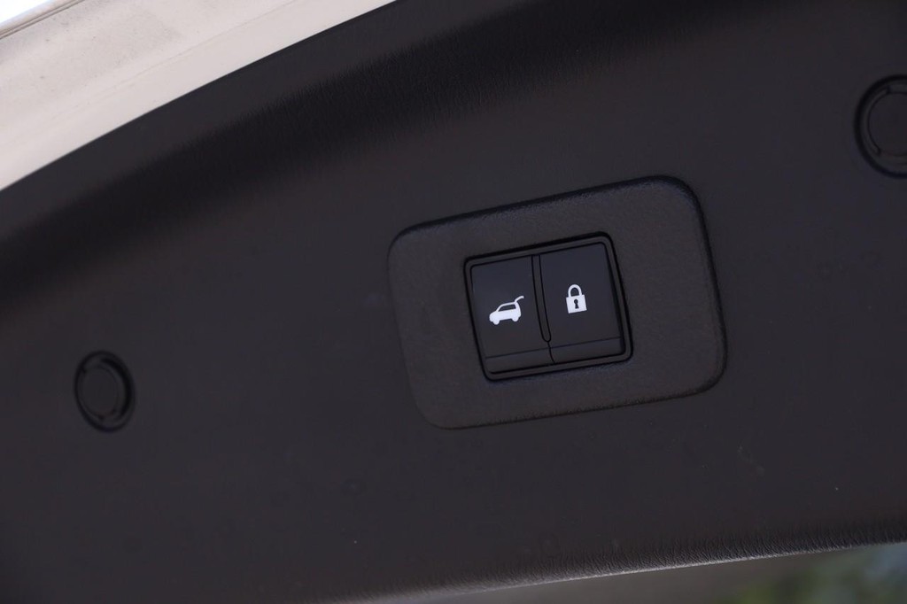 Nissan Armada Vehicle Full-screen Gallery Image 8