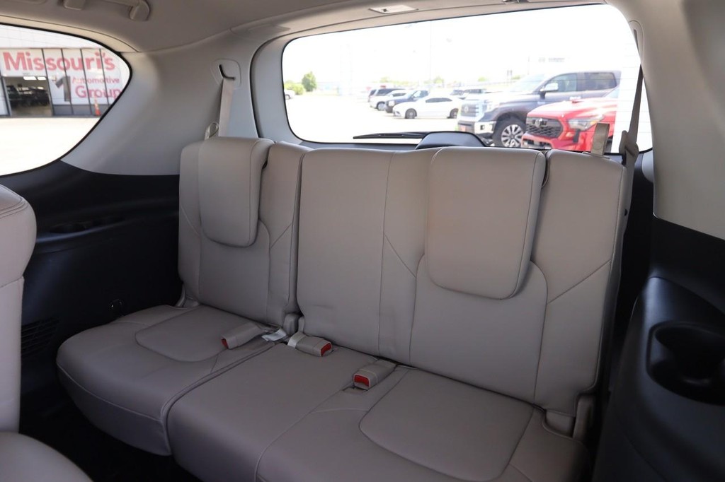 Nissan Armada Vehicle Full-screen Gallery Image 12