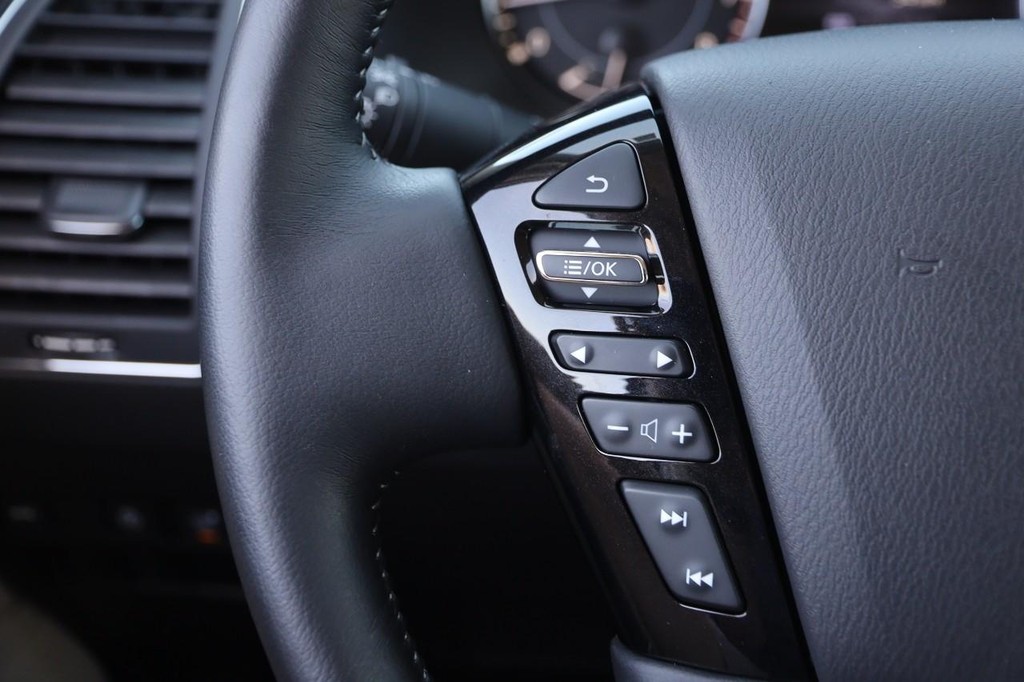 Nissan Armada Vehicle Full-screen Gallery Image 14