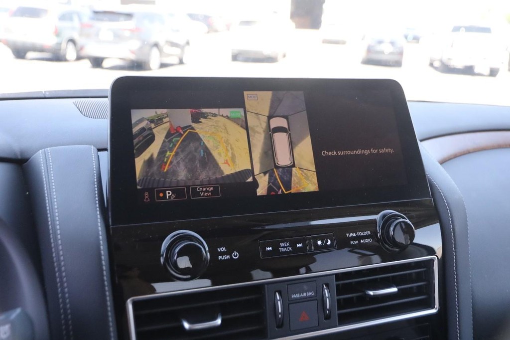 Nissan Armada Vehicle Full-screen Gallery Image 20