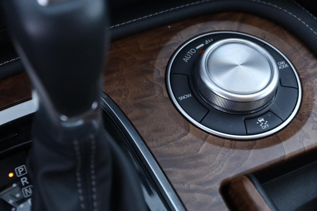 Nissan Armada Vehicle Full-screen Gallery Image 22