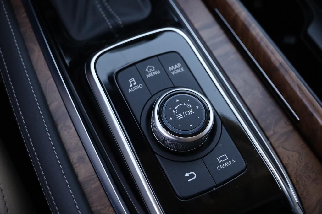 Nissan Armada Vehicle Full-screen Gallery Image 23