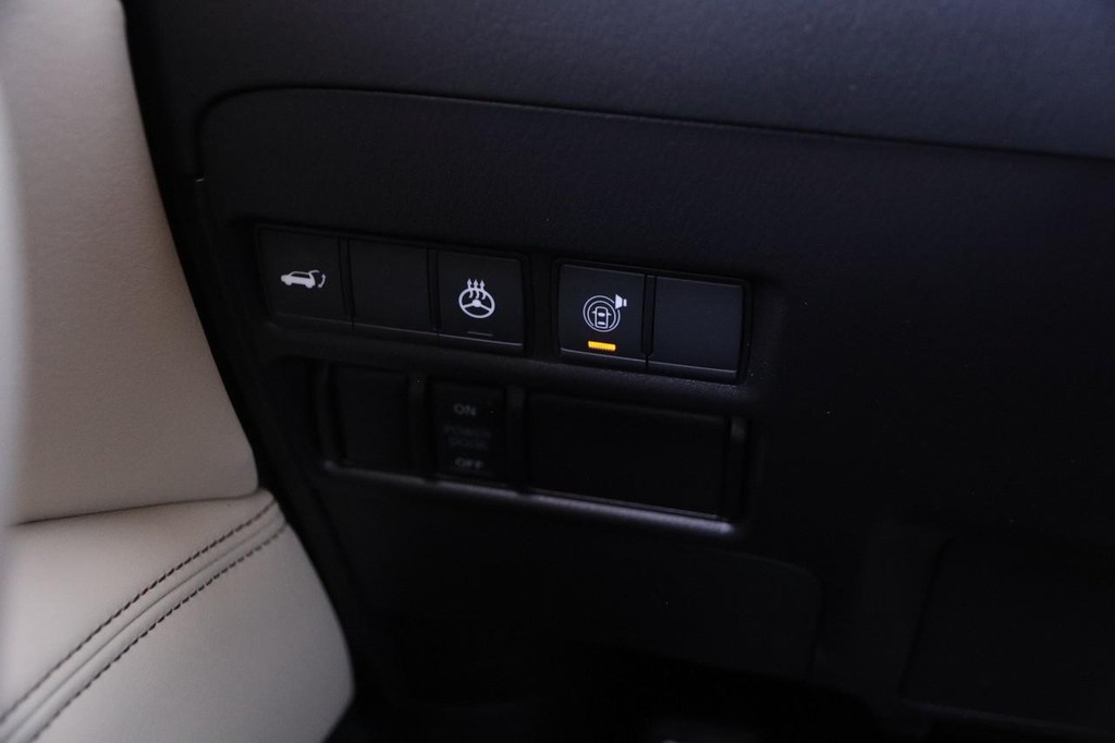 Nissan Armada Vehicle Full-screen Gallery Image 24