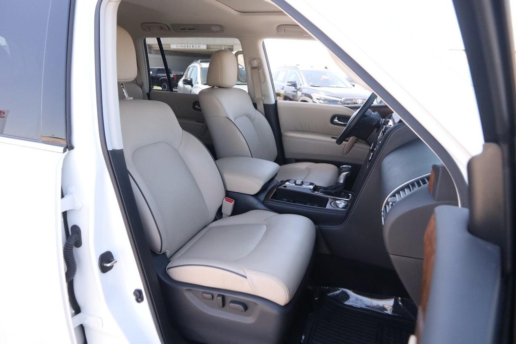 Nissan Armada Vehicle Full-screen Gallery Image 30