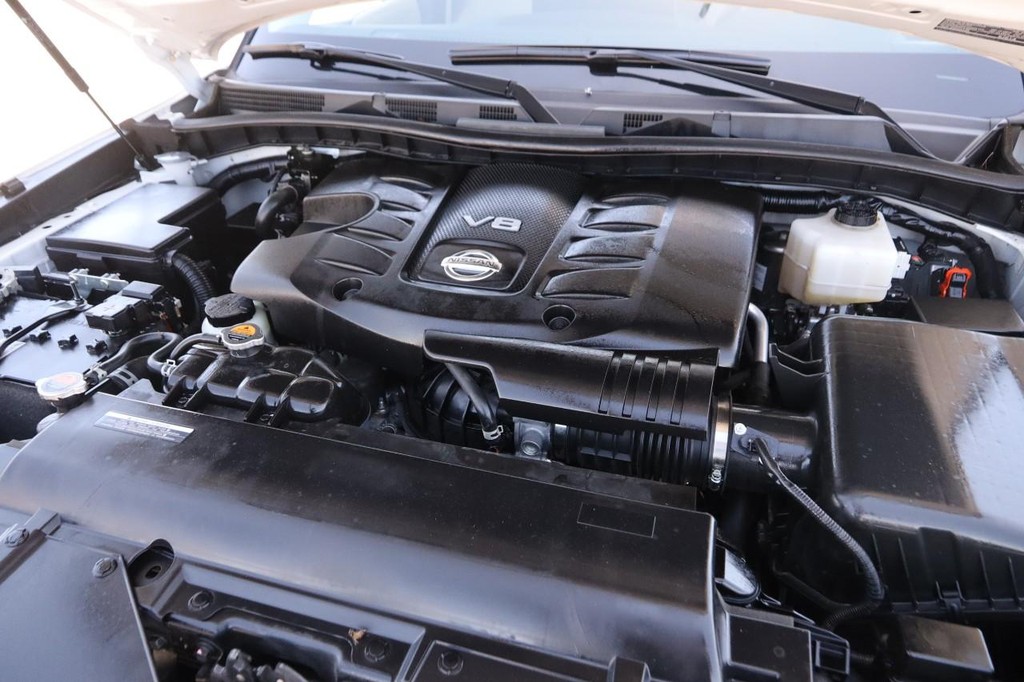 Nissan Armada Vehicle Full-screen Gallery Image 31