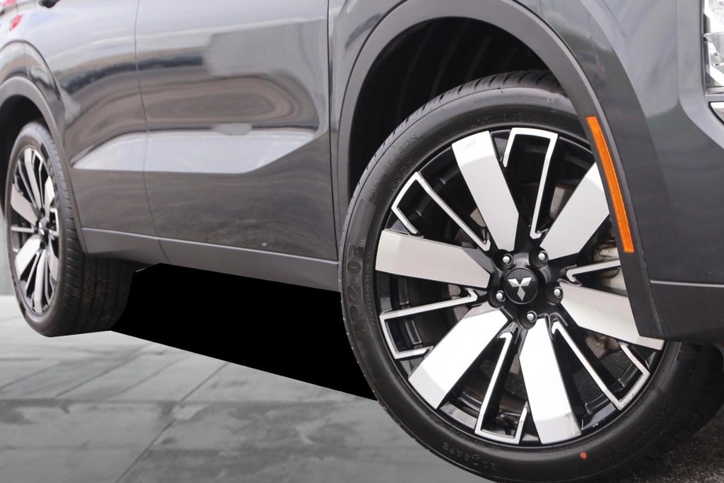 Mitsubishi Outlander Vehicle Image 03