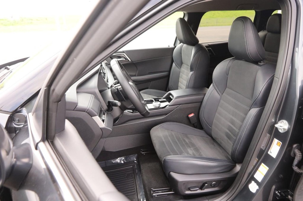 Mitsubishi Outlander Vehicle Image 09