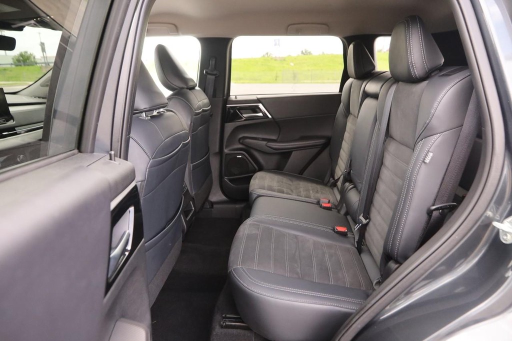 Mitsubishi Outlander Vehicle Image 10