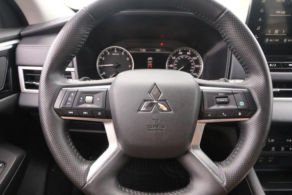 Mitsubishi Outlander Vehicle Image 12