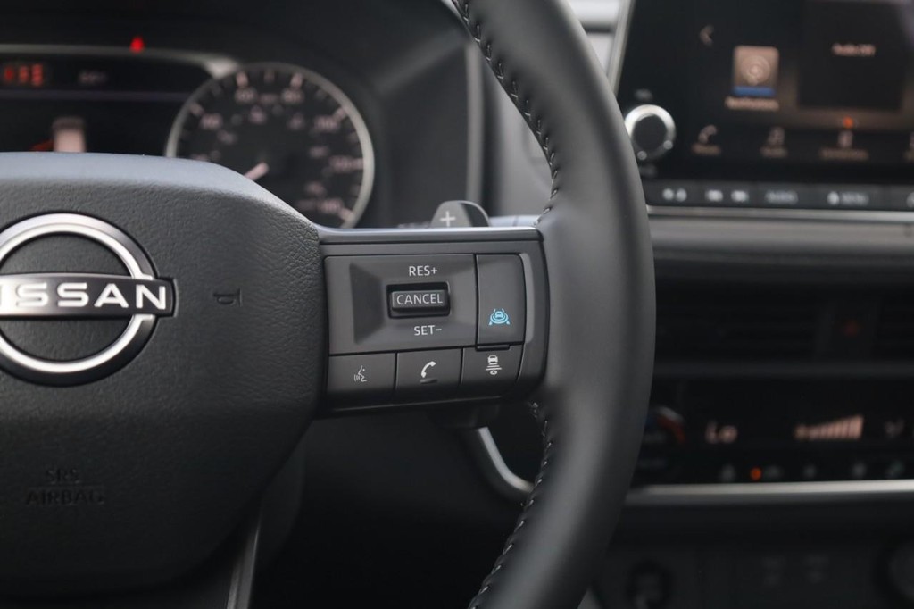 Nissan Rogue Vehicle Image 09