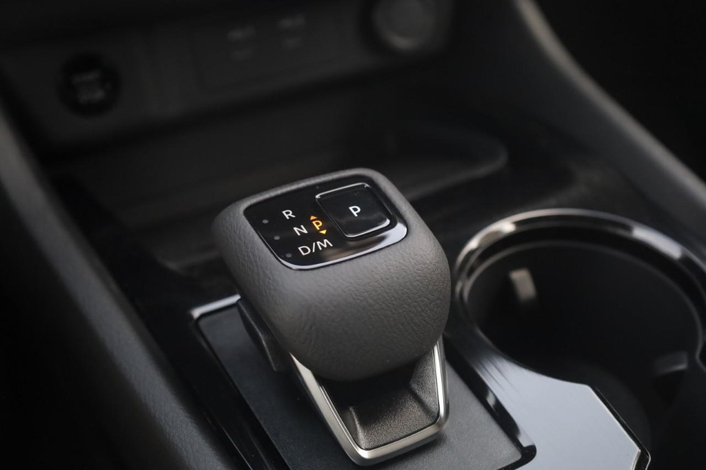Nissan Rogue Vehicle Image 19