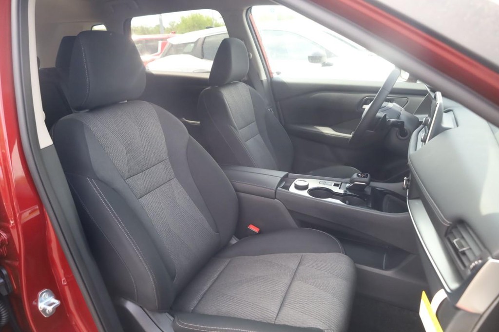 Nissan Rogue Vehicle Image 21