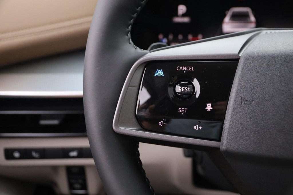 Nissan Murano Vehicle Full-screen Gallery Image 12