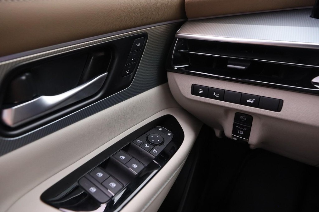 Nissan Murano Vehicle Full-screen Gallery Image 21