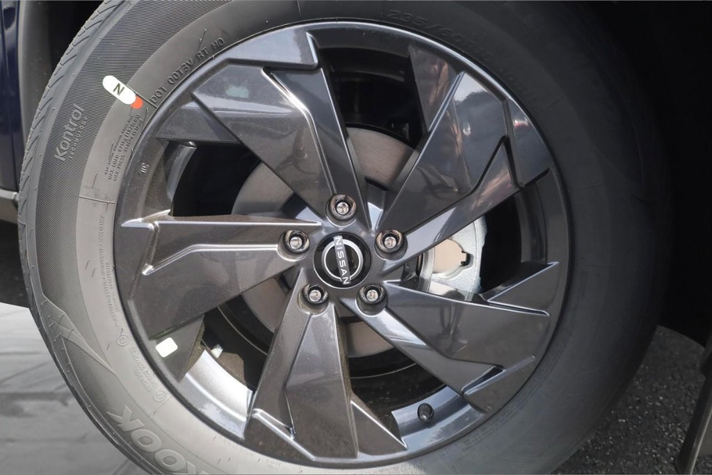 Nissan Rogue Vehicle Image 03