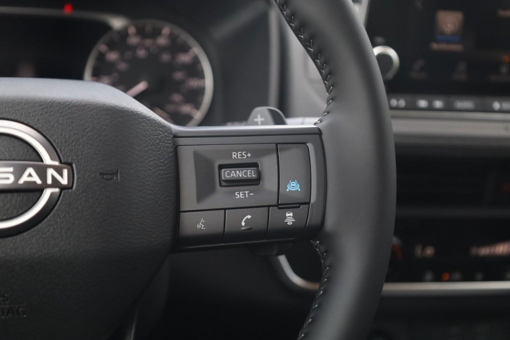 Nissan Rogue Vehicle Image 09