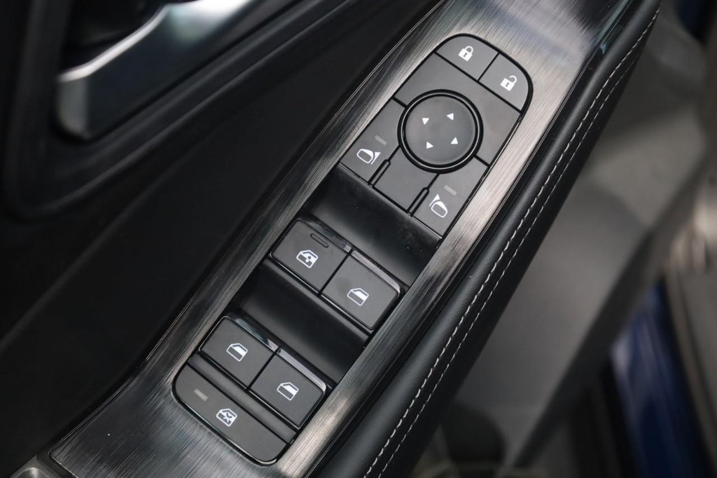 Nissan Rogue Vehicle Image 11