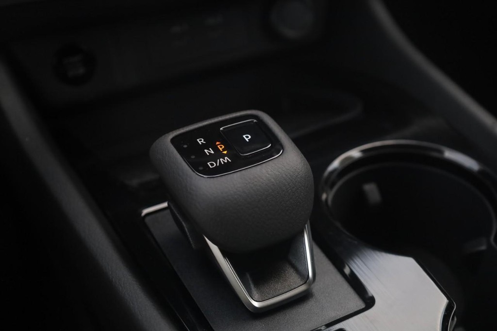 Nissan Rogue Vehicle Image 13