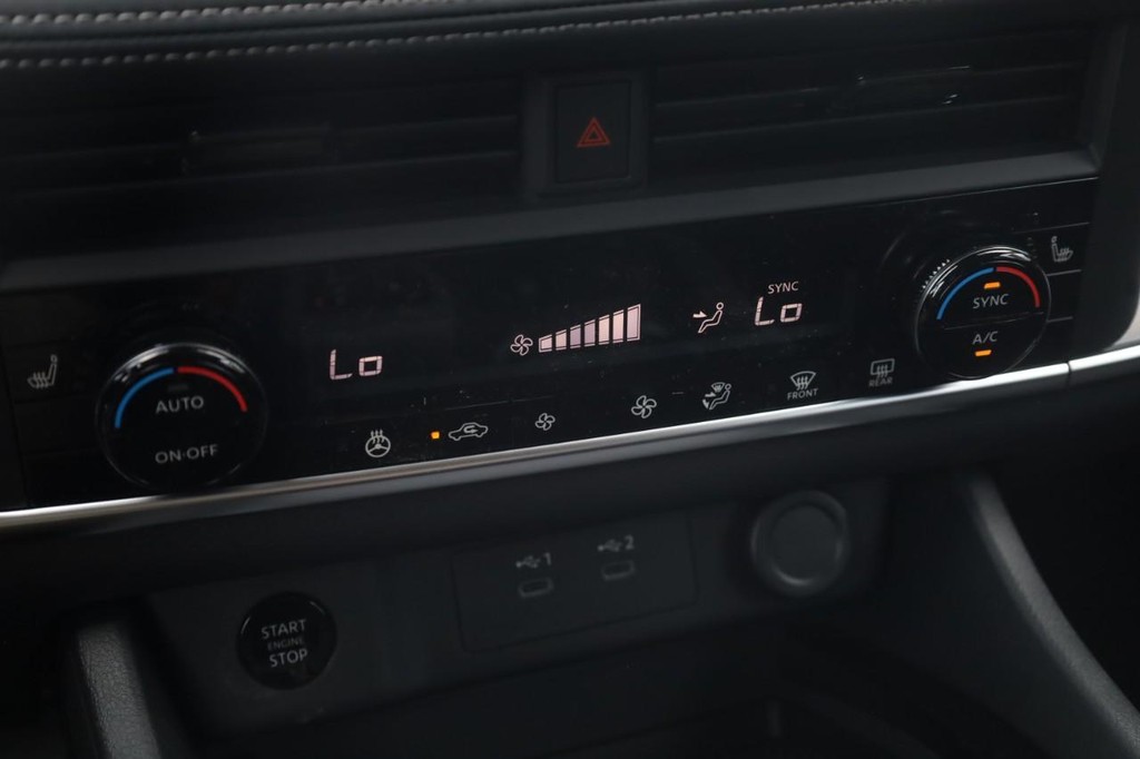 Nissan Rogue Vehicle Image 17
