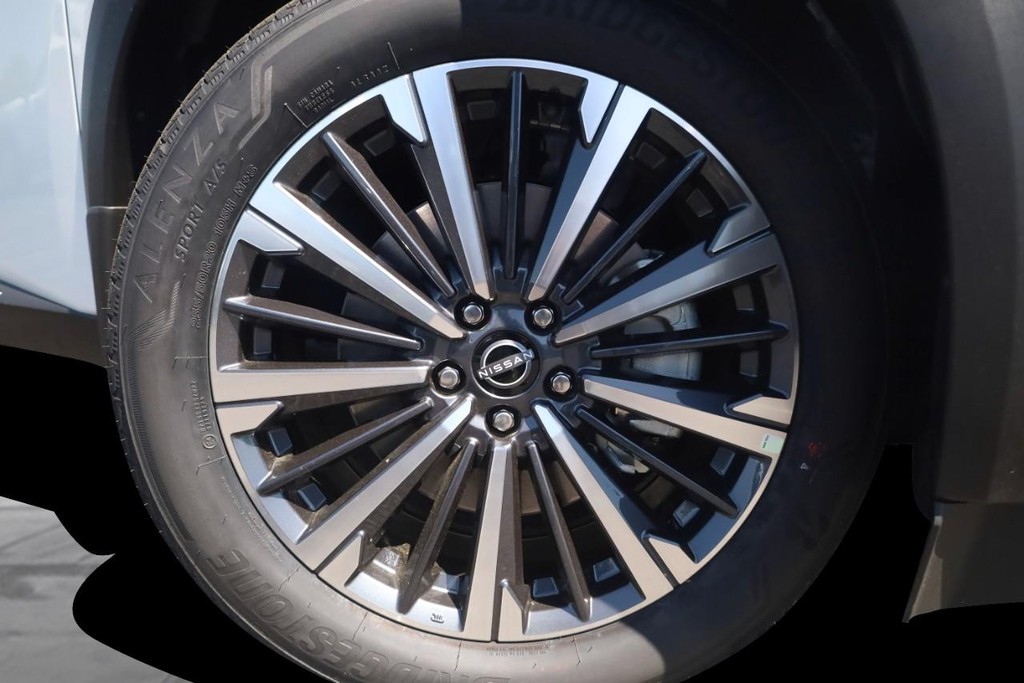 Nissan Pathfinder Vehicle Full-screen Gallery Image 3