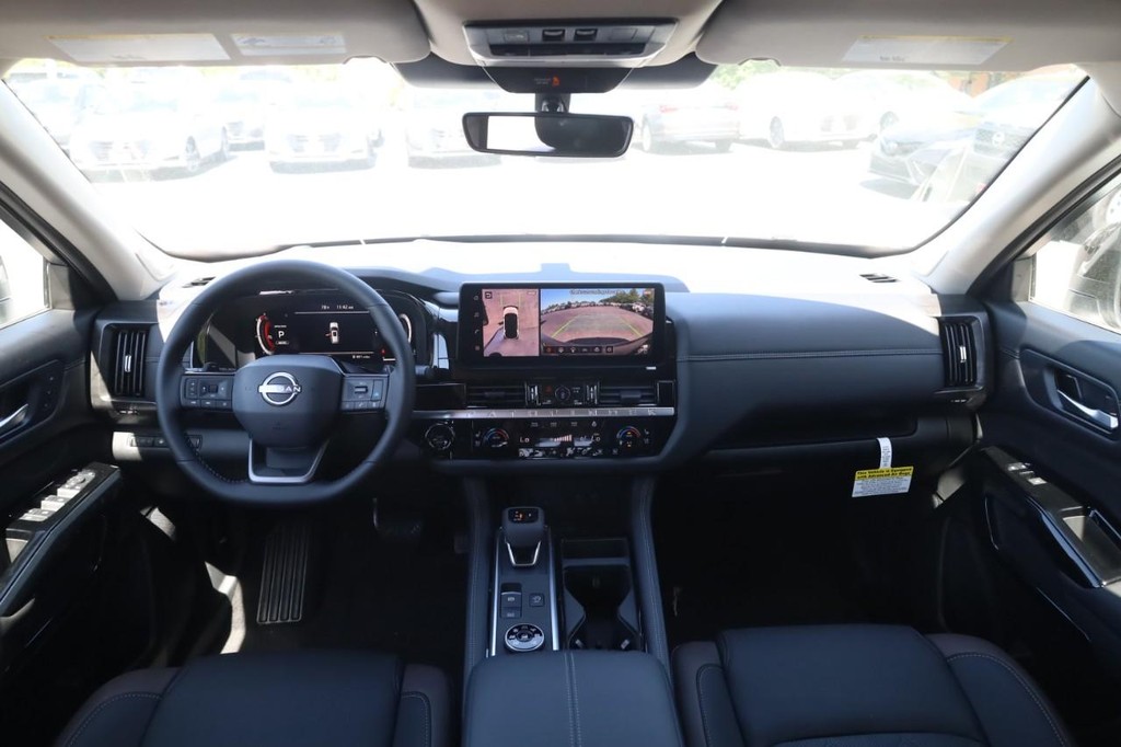 Nissan Pathfinder Vehicle Full-screen Gallery Image 7