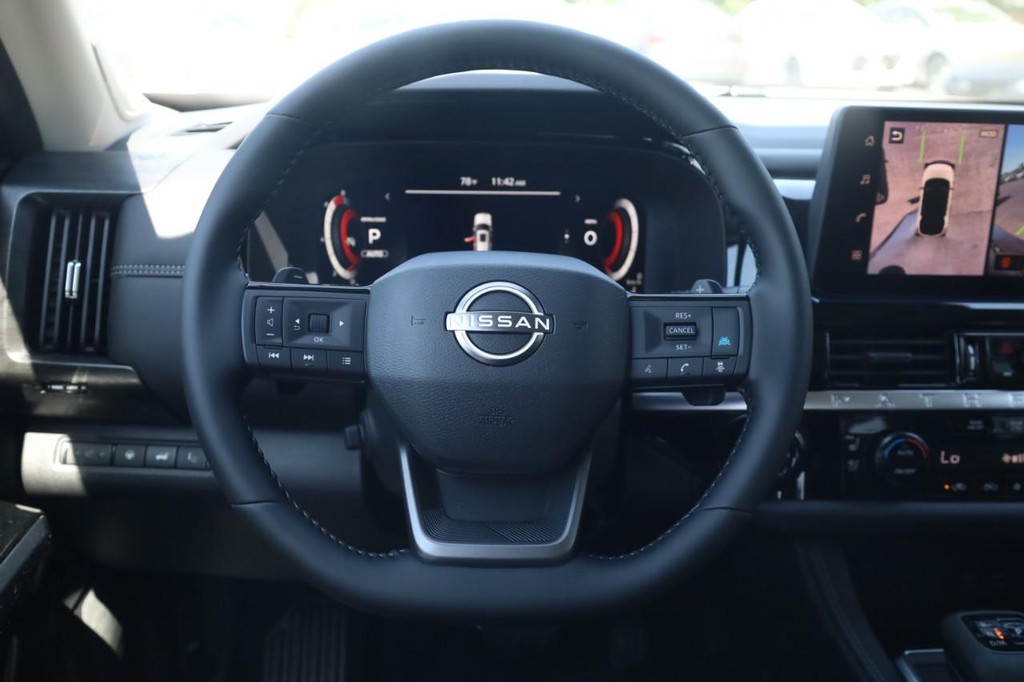 Nissan Pathfinder Vehicle Full-screen Gallery Image 8