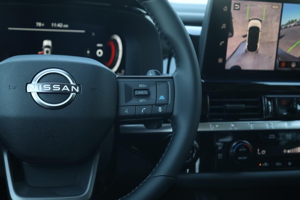 Nissan Pathfinder Vehicle Full-screen Gallery Image 9