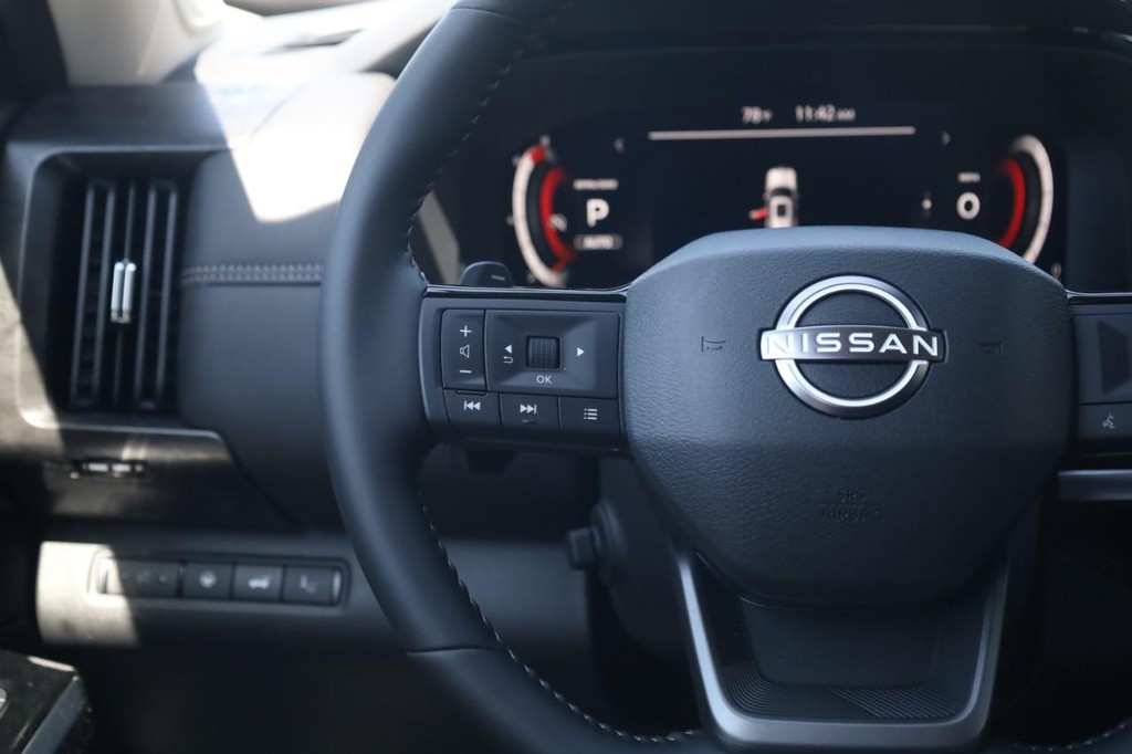 Nissan Pathfinder Vehicle Full-screen Gallery Image 10