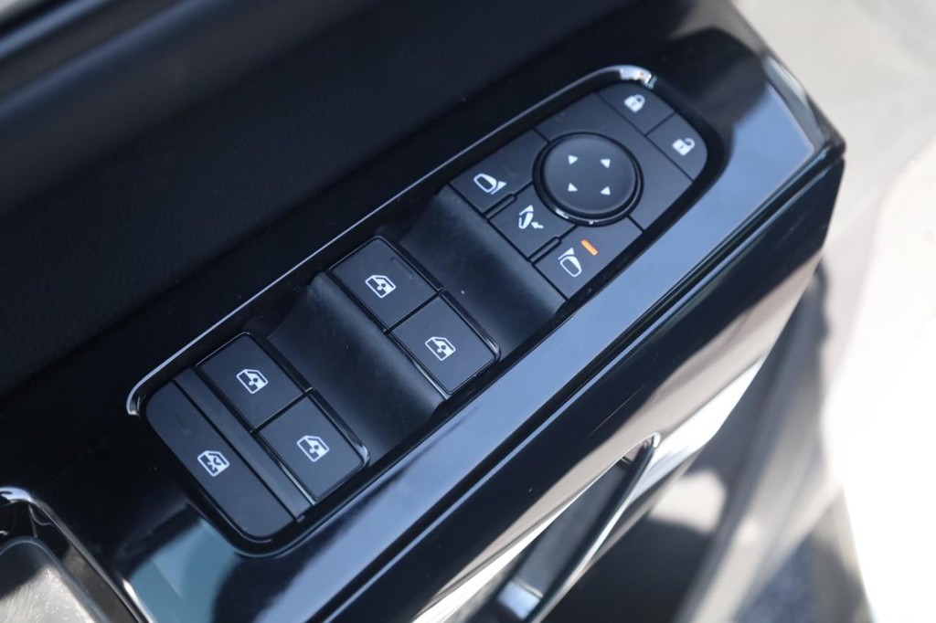 Nissan Pathfinder Vehicle Full-screen Gallery Image 11