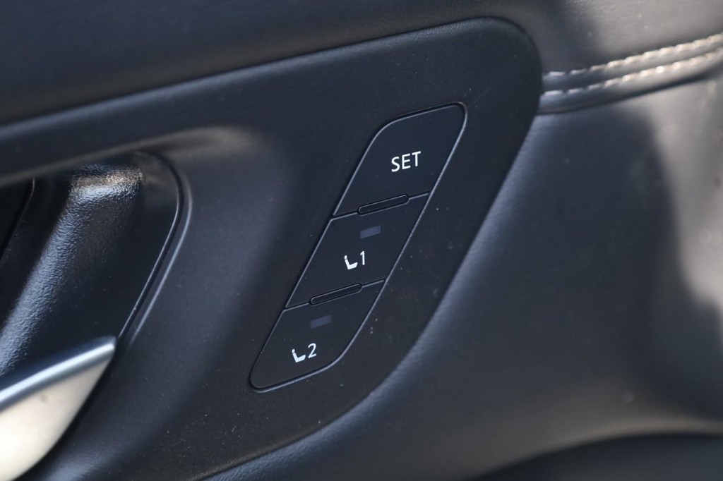 Nissan Pathfinder Vehicle Full-screen Gallery Image 12