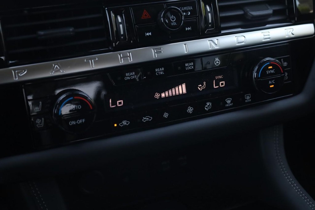 Nissan Pathfinder Vehicle Full-screen Gallery Image 17