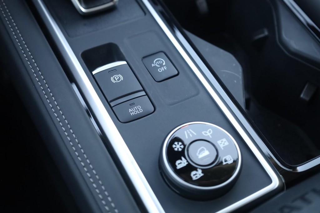Nissan Pathfinder Vehicle Full-screen Gallery Image 19