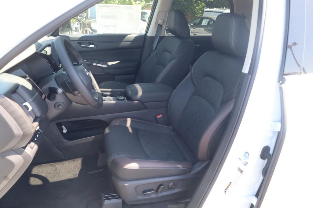 Nissan Pathfinder Vehicle Full-screen Gallery Image 21