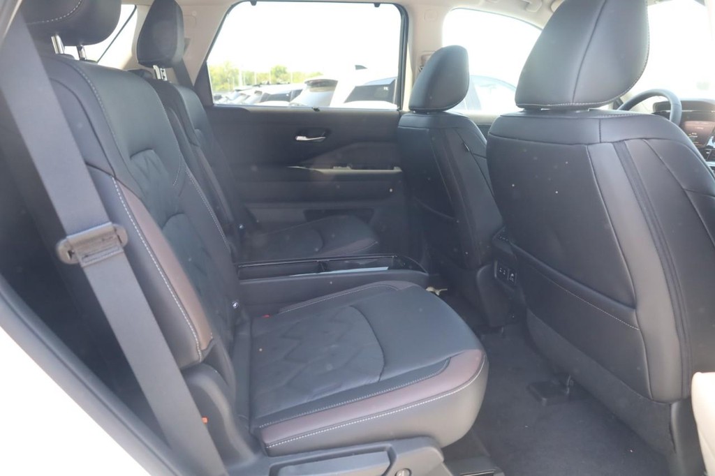 Nissan Pathfinder Vehicle Full-screen Gallery Image 23