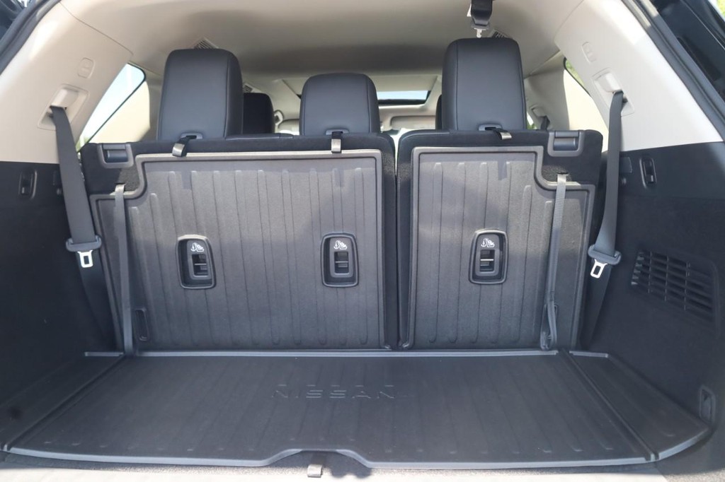 Nissan Pathfinder Vehicle Full-screen Gallery Image 25