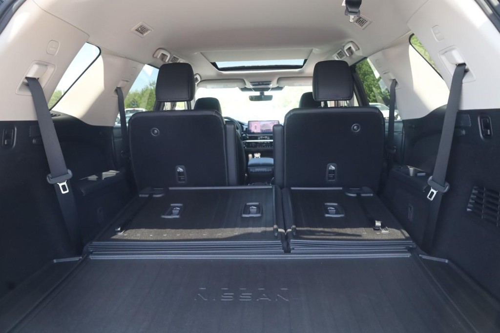 Nissan Pathfinder Vehicle Full-screen Gallery Image 26
