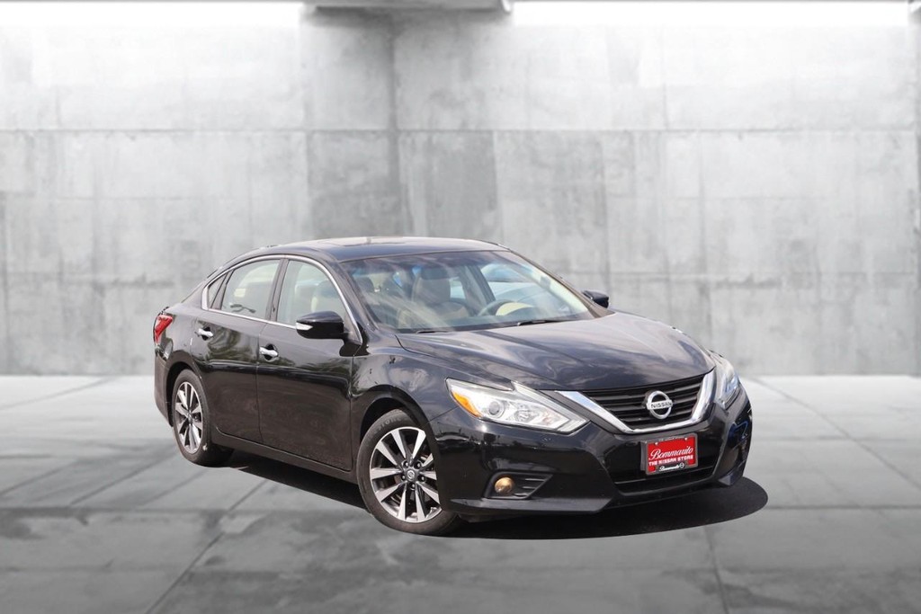 Nissan Altima Vehicle Image 02