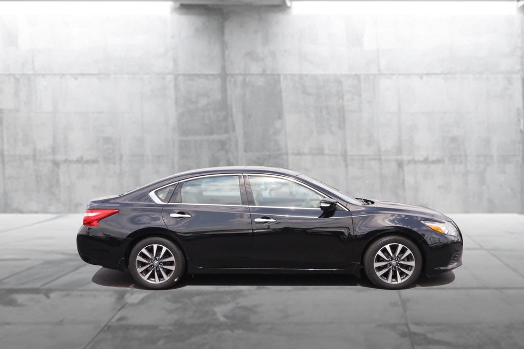 Nissan Altima Vehicle Image 05