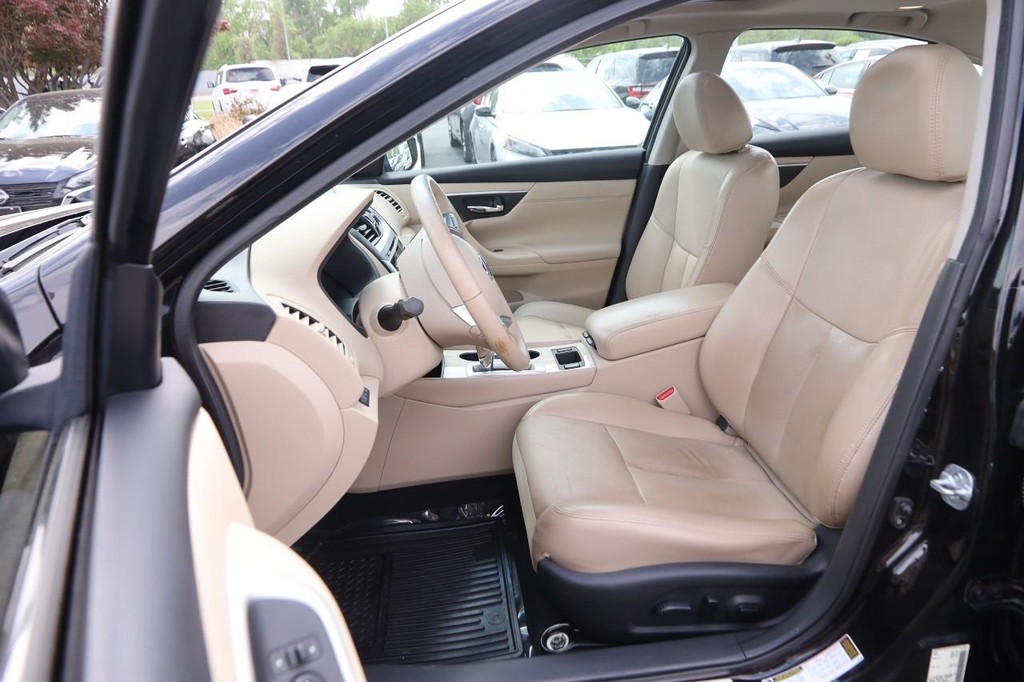 Nissan Altima Vehicle Image 09