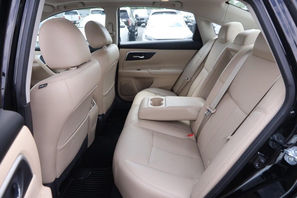 Nissan Altima Vehicle Image 10