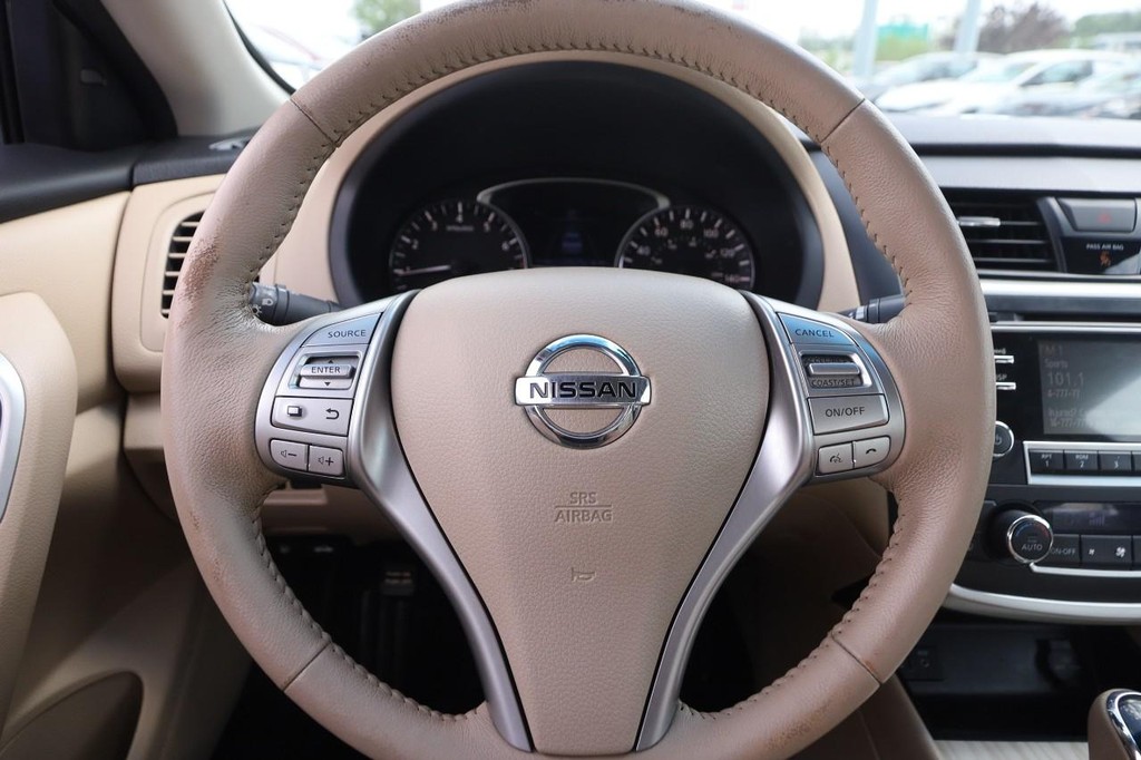 Nissan Altima Vehicle Image 11