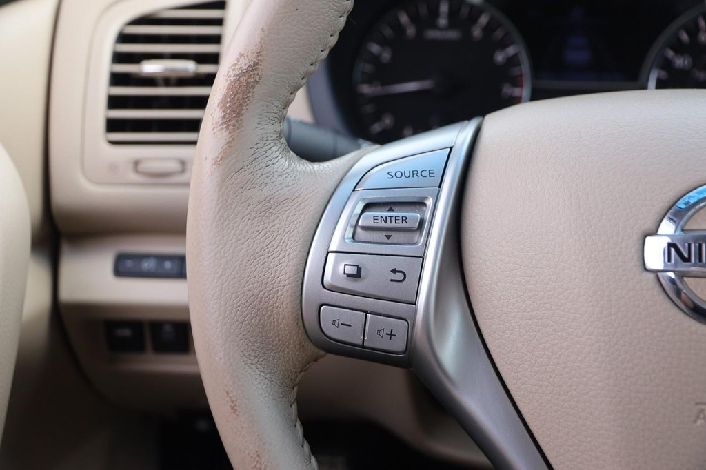Nissan Altima Vehicle Image 12