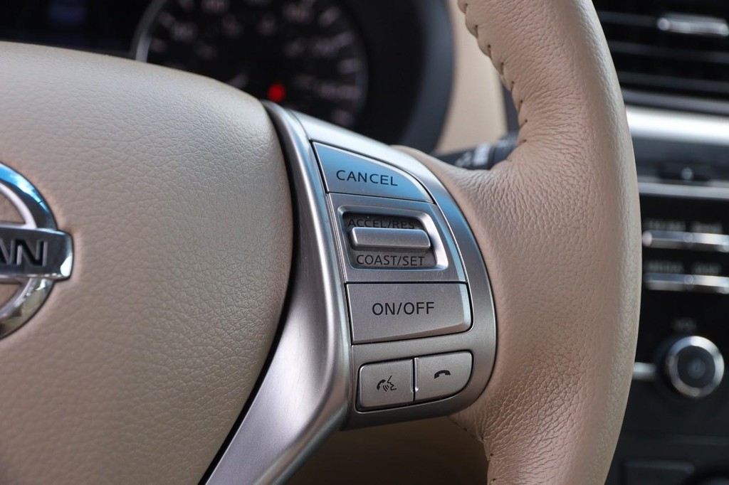 Nissan Altima Vehicle Image 13